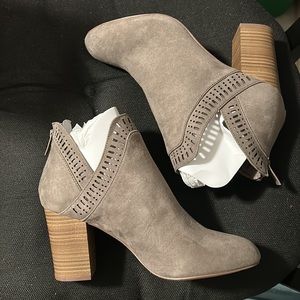 Vcut Heeled Bootie